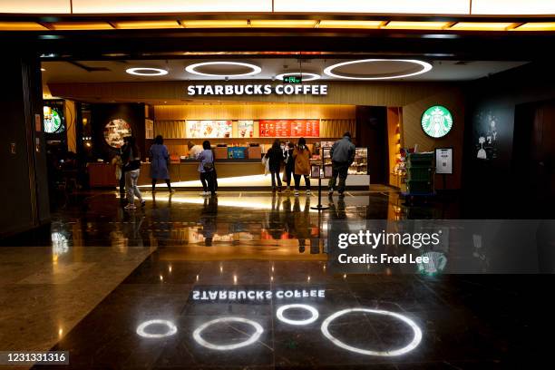 Queue Railing Starbucks Starbucks Line Photos and Premium High Res Pictures - Getty Images