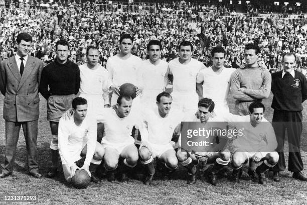 The Real Madrid team is pictured before a match in Madrid, on 1954. The standing players are : José Villalonga , Juanito Alonso, Joaquin Navarro,...