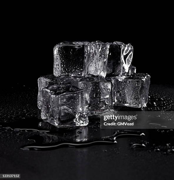 melting ice cubes - ice cubes background stock pictures, royalty-free photos & images