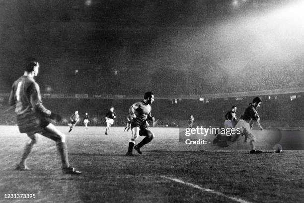 The French defense prevents an attack by the Spanish stricker Francisco Gento to defend their goal cage guarded by Pierre Bernard, on January 09 in...