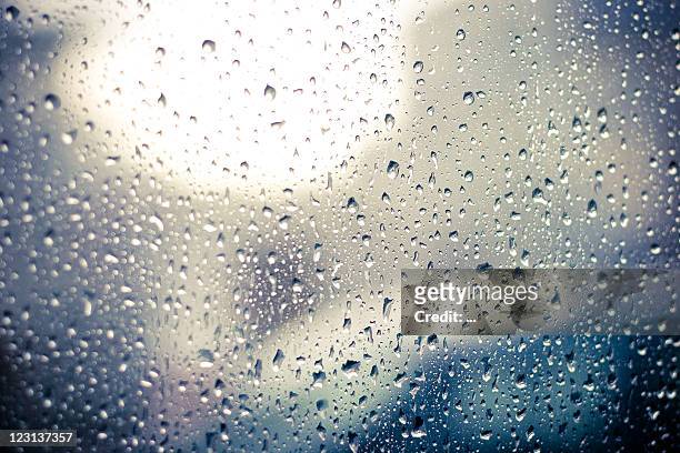 raindrops on car window - rain drops stockfoto's en -beelden