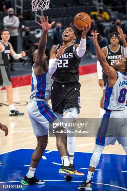 Richaun Holmes of the Sacramento Kings shoots the ball against Wayne Ellington of the Detroit Pistons and Isaiah Stewart of the Detroit Pistons...