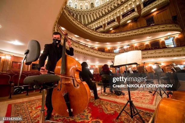 Tuning Into Opera La Opera Orchestra Photos and Premium High Res Pictures - Getty Images