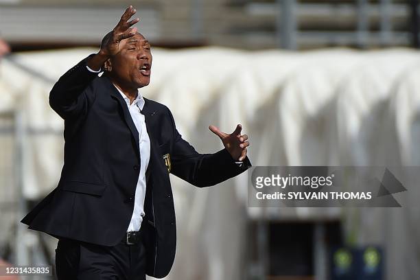 Nantes's French head coach Antoine Kombouare reacts during the French L1 football match between Nimes Olympique and FC Nantes at the Costieres...