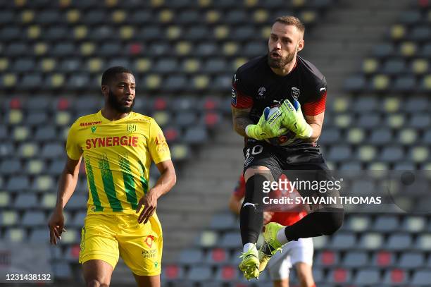 Nimes' French goalkeeper Baptiste Reynet catches the ball during the French L1 football match between Nimes Olympique and FC Nantes at the Costieres...