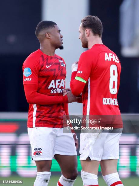 Myron Boadu of AZ Alkmaar celebrates 1-1 with Teun Koopmeiners of AZ Alkmaar during the Dutch Eredivisie match between AZ Alkmaar v Feyenoord at the...