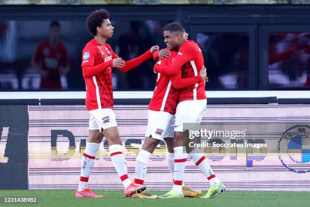 Myron Boadu of AZ Alkmaar celebrates 2-2 with Calvin Stengs of AZ Alkmaar, Owen Wijndal of AZ Alkmaar during the Dutch Eredivisie match between AZ...