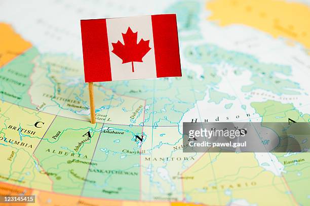 mapa e a bandeira do canadá - bandeira do canadá imagens e fotografias de stock