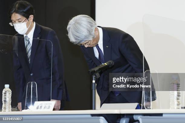 Mizuho Bank President and CEO Koji Fujiwara bows in apology at a press conference in Tokyo on March 1 over a system failure that prevented customers...