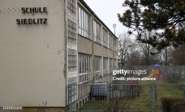 March 2021, Saxony-Anhalt, Sieglitz: The courtyard of the primary school Sieglitz in the Burgenland district is empty. While the primary schools in...