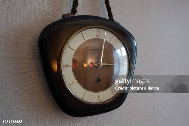 February 2021, North Rhine-Westphalia, Datteln: A wall clock from the 50s hangs in Kevin Nikodem's living room. Nikodem lives like he did in the 50s....