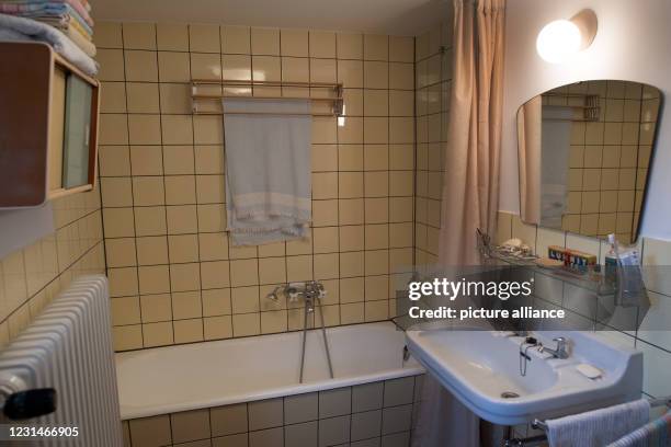 February 2021, North Rhine-Westphalia, Datteln: The bathroom of Kevin Nikodem in the style of the 50s. Nikodem lives like in the 50s. He has...