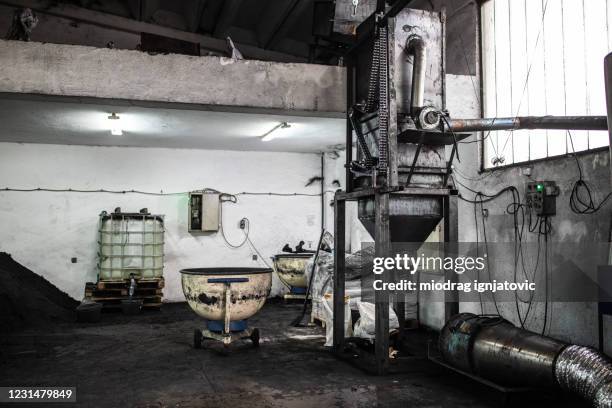 fabriek van kokoshouthoutskool voor waterpijp - briquet stockfoto's en -beelden