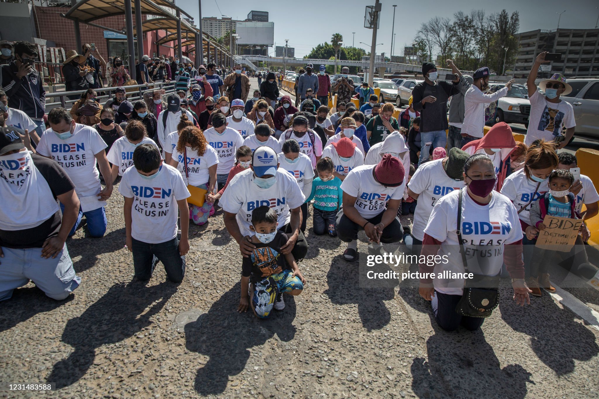 migrants-at-the-border-between-mexico-and-the-usa.jpg