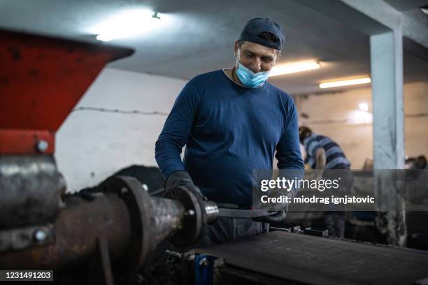 mitarbeiter arbeitet auf förderband in fabrik von kokoskohle für hookah - briketts stock-fotos und bilder