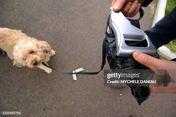 Le Roumain Remus Cioboloc présente, le 15 décembre 2005 à Falaise, sous le regard du caniche Praline, son invention qui devrait contribuer à la...