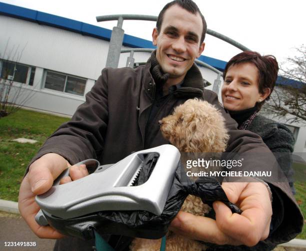 Remus et Iona Cioboloc, couple roumain, présente, le 15 décembre 2005 à Falaise, en compagnie du caniche Praline, leur invention qui devrait...