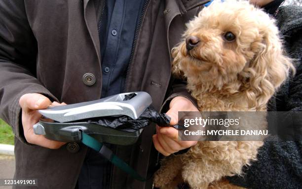 Le Roumain Remus Cioboloc présente, le 15 décembre 2005 à Falaise, sous le regard du caniche Praline, son invention qui devrait contribuer à la...