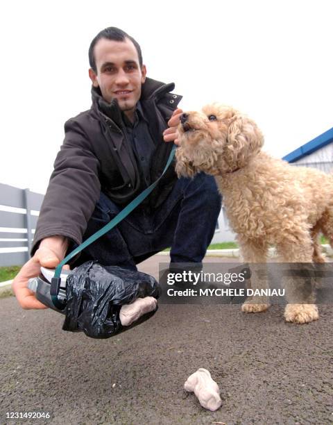 Le Roumain Remus Cioboloc présente, le 15 décembre 2005 à Falaise, sous le regard du caniche Praline, son invention qui devrait contribuer à la...