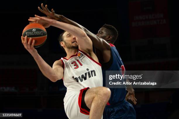 Kosta Koufos, #31 of Olympiacos Piraeus competes with Youssoupha Fall, #19 of TD Systems Baskonia Vitoria Gasteiz during the 2020/2021 Turkish...