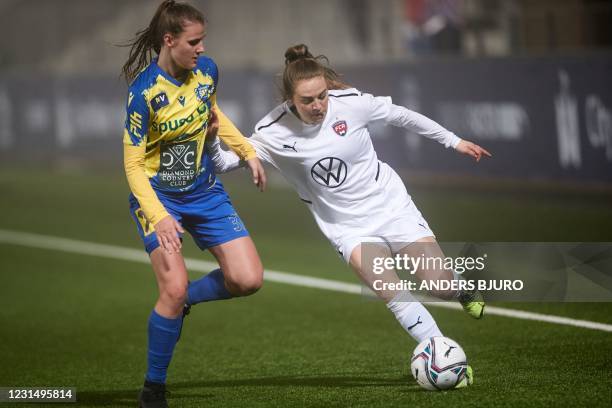 Polten Anna Bereuter and Rosengaard's Fiona Brown vie for the ball during the UEFA Women's Champions League round of 16, first-leg football match...