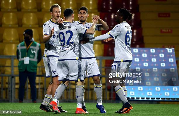 Davide Faraoni of Hellas Verona FC celebrates with his team mates Antonin Barak ,Kevin Lasagna and Adrien Tameze after scoring his goal during the...