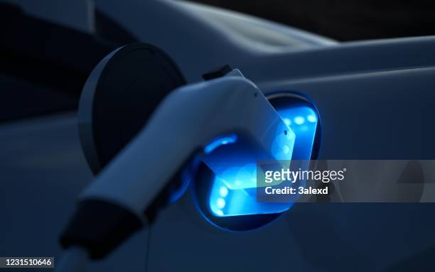 ladevon elektroautos - futuristic car stock-fotos und bilder
