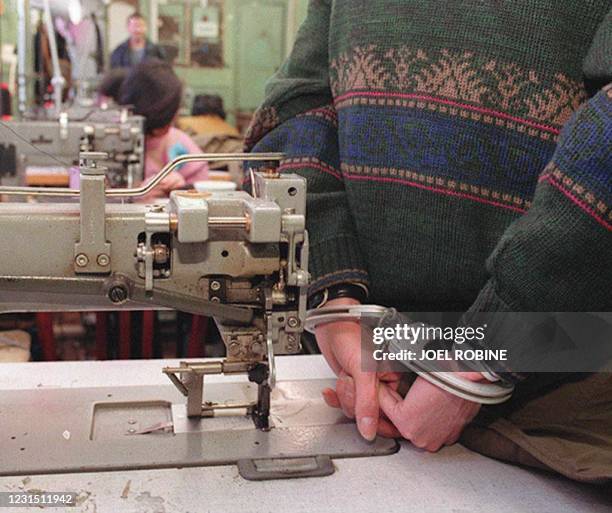 Photo datant du 19 novembre 1992 d'un travailleur clandestin qui attend, menottes aux poignets, d'être emmené par la police. Patrick Weil, souligne...