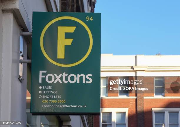 Fextons Foxtons Office Photos and Premium High Res Pictures - Getty Images