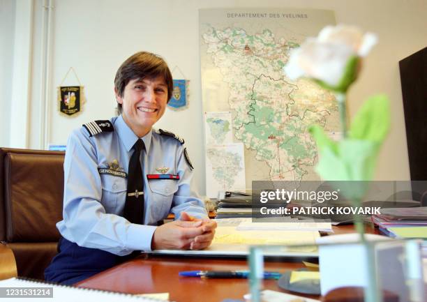 Isabelle Guyon de Meritens, première femme colonelle de gendarmerie, qui est à la tête du Groupement de gendarmerie des Yvelines, pose dans son...