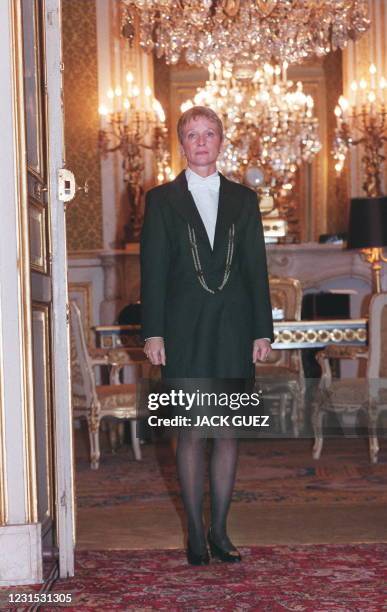 Photo prise le 12 décembre à l'Assemblée nationale de la première femme huissier, Nicole Fournet-Morice, posant devant le bureau du président de...