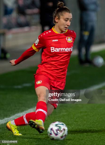 Sylwia Matysik of TSV Bayer 04 Leverkusen controls the ball during the Flyeralarm Frauen Bundesliga match between Bayer 04 Leverkusen Women and 1....