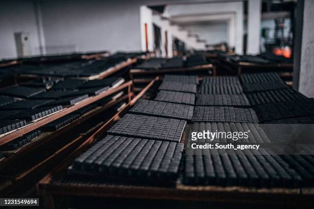 steenkool voor waterpijp n planken in fabriek - briquet stockfoto's en -beelden