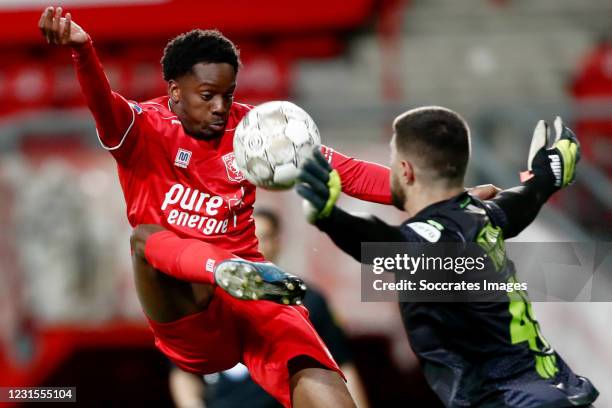 Queensy Menig of FC Twente, Aro Muric of Willem II during the Dutch Eredivisie match between Fc Twente v Willem II at the De Grolsch Veste on March...