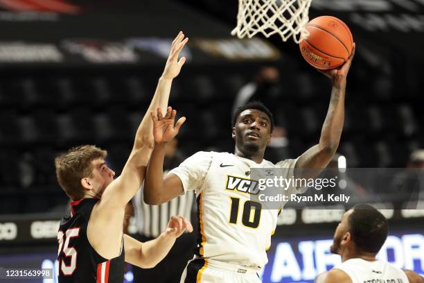 Vince Williams Jr. #10 of the VCU Rams shoots the ball against Bates Jones of the Davidson Wildcats in the first half during the semifinal game of...