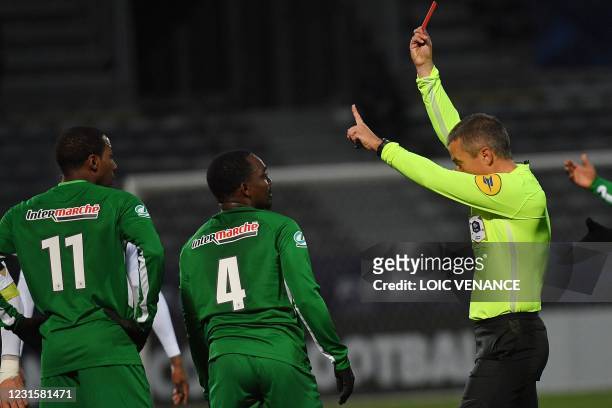 Club Franciscain's French defender Sebastien Louis Lepel is shown a red card by referee during the French Cup round-of-32 football match between...
