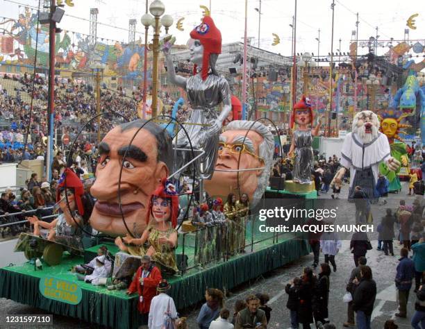 Les spectateurs assistent, le 03 février 2002 à Nice, au passage du char, "Le vélo électoral", montrant les effigies du président de la République...