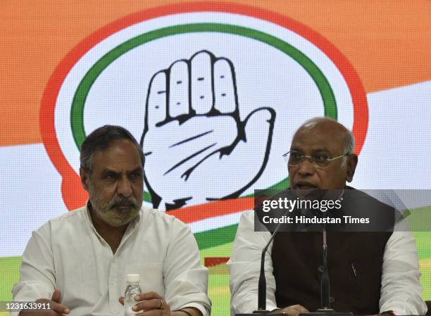 Congress Party Leader and member of Parliament Mallikarjun Kharge, Anand Sharma, addressing media persons on the issue of Petroleum produced prize...