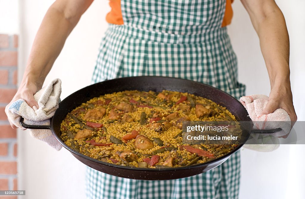 Cooker holds freshly cooked paella