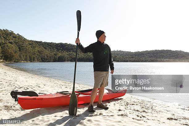 senior man with kayak - lakeshore stockfoto's en -beelden