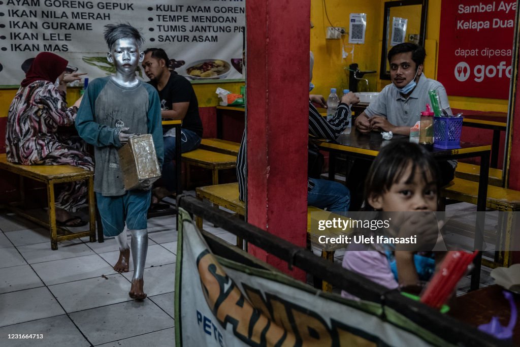 Jakarta's "Silver Men" Wear Toxic Metallic Paint To Make Money