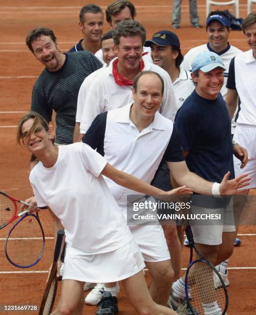 Le prince héréditaire Albert de Monaco pose le 06 juillet 2002 à Monaco avec le mannequin Alexandra Kamp , l'acteur américain Bryan Cranston,...