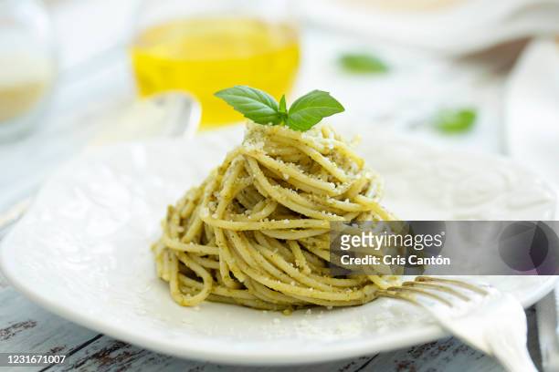 pesto spaghetti - pesto imagens e fotografias de stock