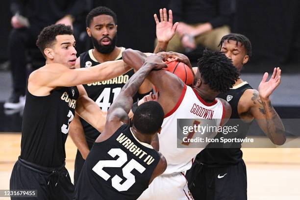 Colorado Buffaloes guard Maddox Daniels , Colorado Buffaloes guard Jeriah Horne and Colorado Buffaloes guard McKinley Wright IV force a jump ball on...