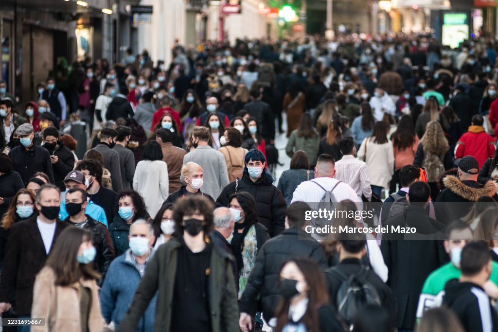 Crowds wearing face masks to stop the spread of coronavirus...