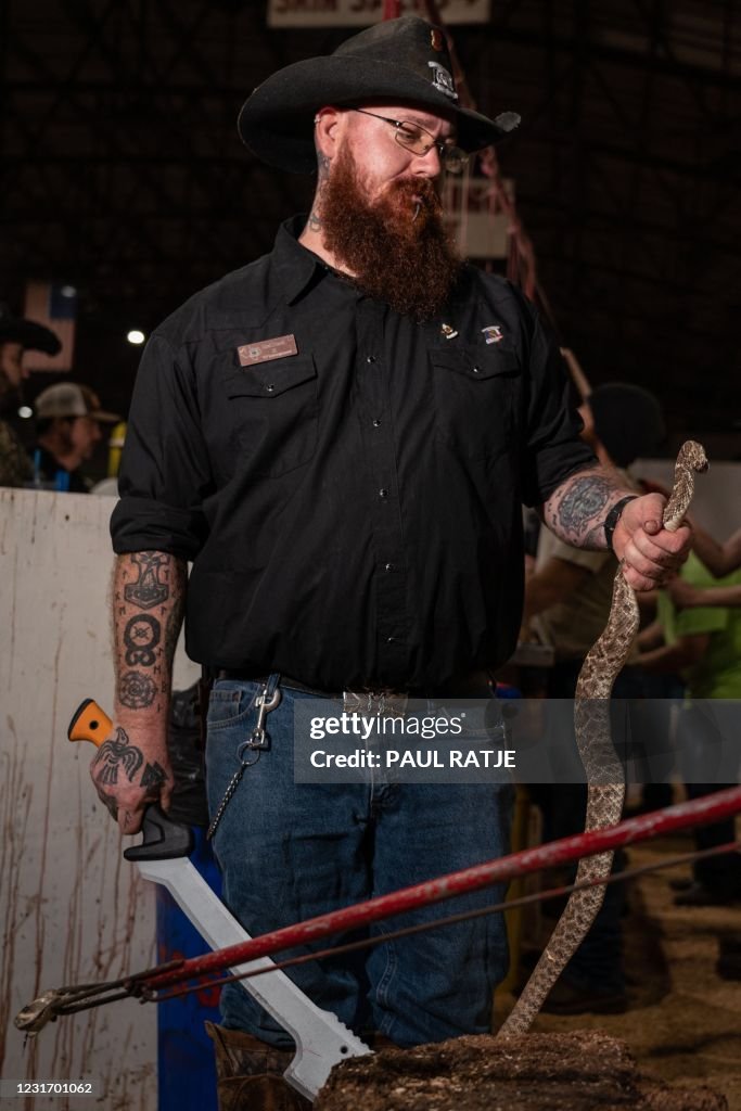 US-SNAKE-HUNTING-ANIMAL