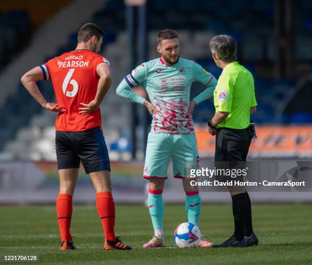 Coin Toss - Referee Darren Bond , Swansea City's Matt Grimes and Luton Town's Matthew Pearson during the Sky Bet Championship match between Luton...