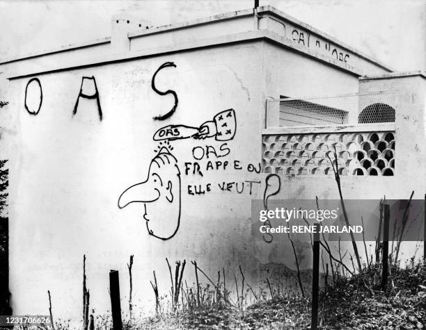 Des partisans de l'OAS ont tracé un graffiti sur un mur d'Alger le 04 mars 1962 avec une caricature du général de Gaulle assommé par l'OAS,...