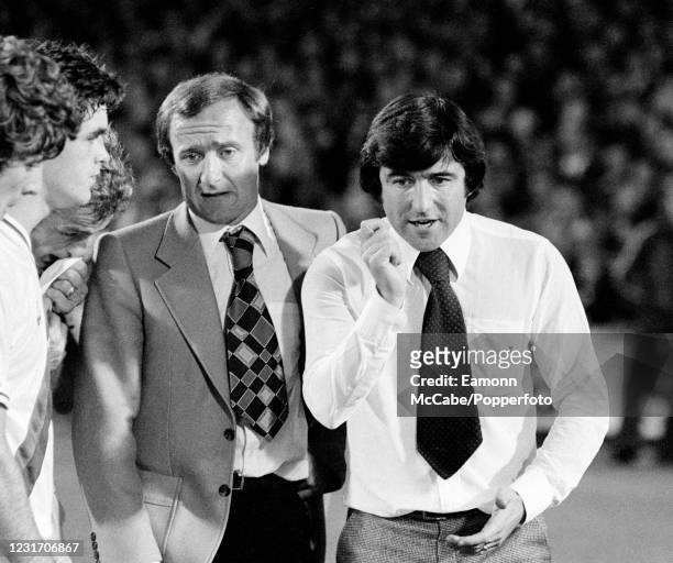 Crystal Palace manager Terry Venables and his assistant Allan Harris talking to the players before extra time in the League Cup 3rd Round replay...