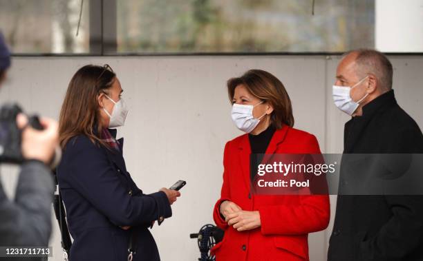 Prime Minister of Rhineland-Palatinate Malu Dreyer arrives to vote with her husband Klaus Jensen during the coronavirus pandemic on March 14, 2021 in...